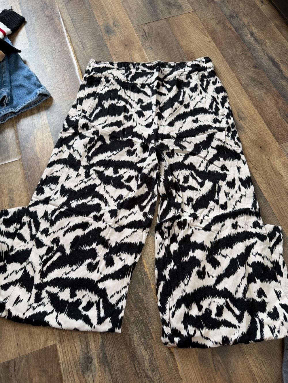 Old Navy Black & White Wide-Leg Patterned Pants